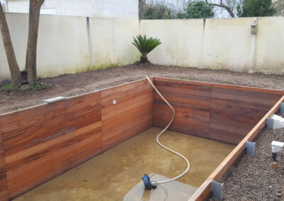 Réalisations de piscine en bois exotique hors sol, semi-enterrée ou enterrée en Vendée par Exotic Piscines