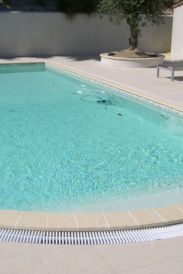 Conception et réalisation sur-mesure de piscines en béton de fabrication française par Exotic Piscines en Vendée